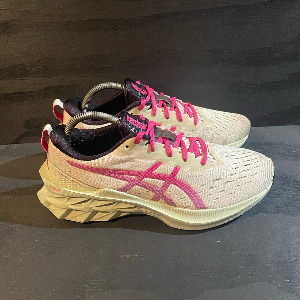 ASICS Novablast 2 Women’s Size 10 Birch Pink Rave 1012B049
